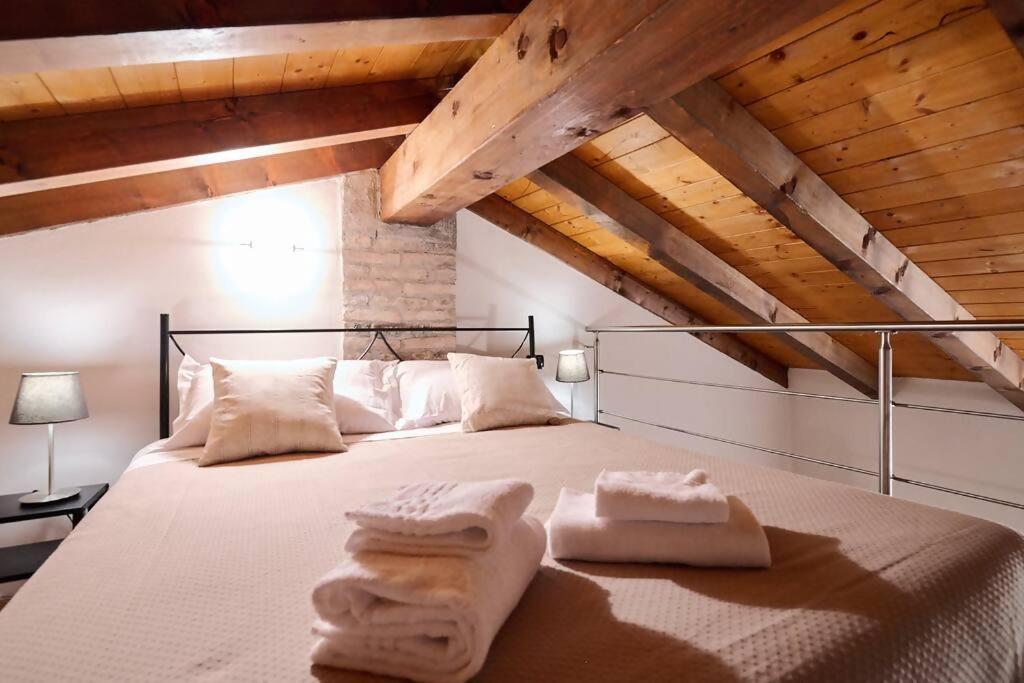 Johnny Suites Bergamo Alta Room photo